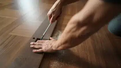 Comment réparer un parquet qui grince sans tout démonter ?