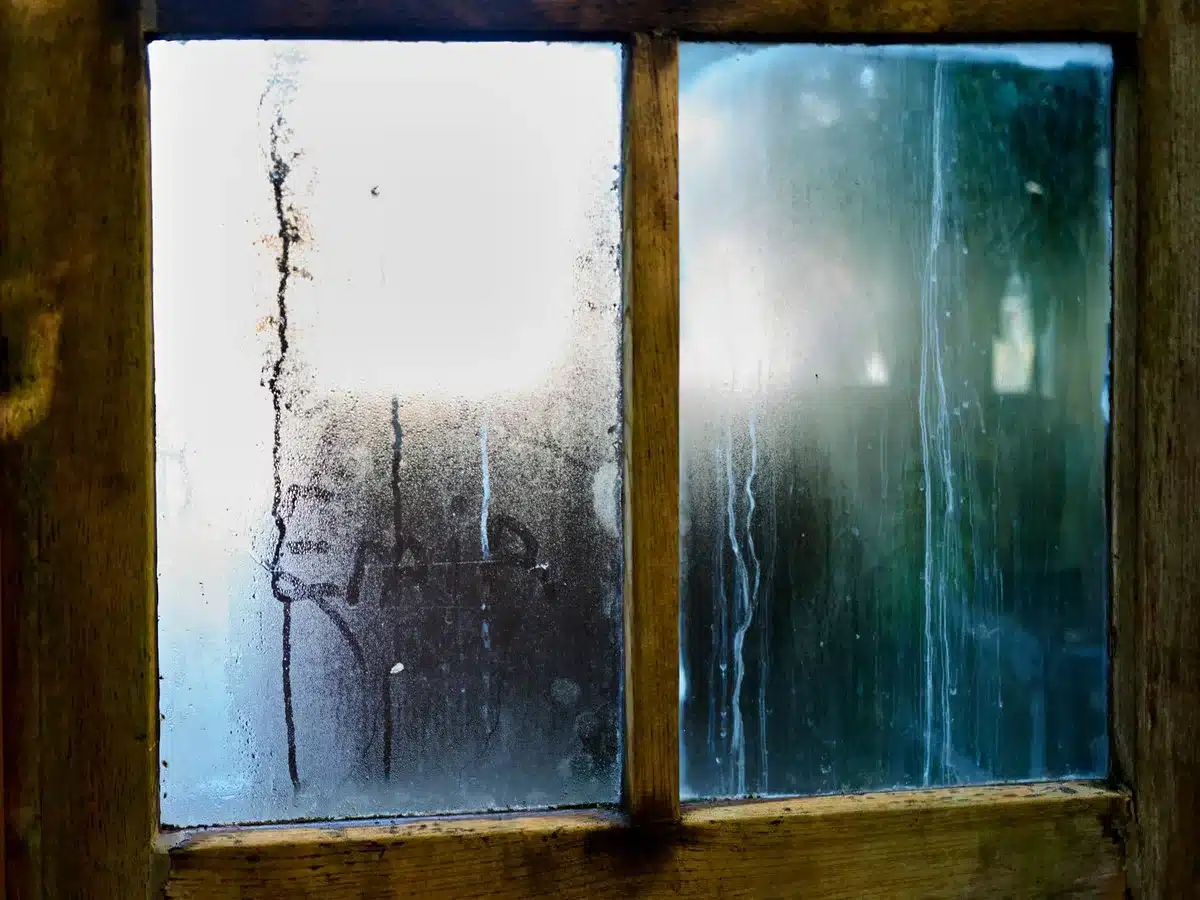 Condensation sur une fenêtre froide révélant un problème d'humidité intérieure