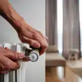 Comment rester au chaud chez soi cet hiver avec 8 travaux et 8 astuces selon votre budget?