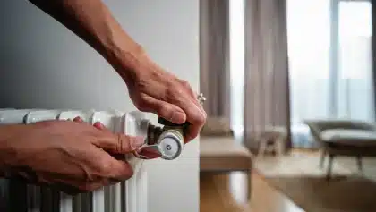 Comment rester au chaud chez soi cet hiver avec 8 travaux et 8 astuces selon votre budget?