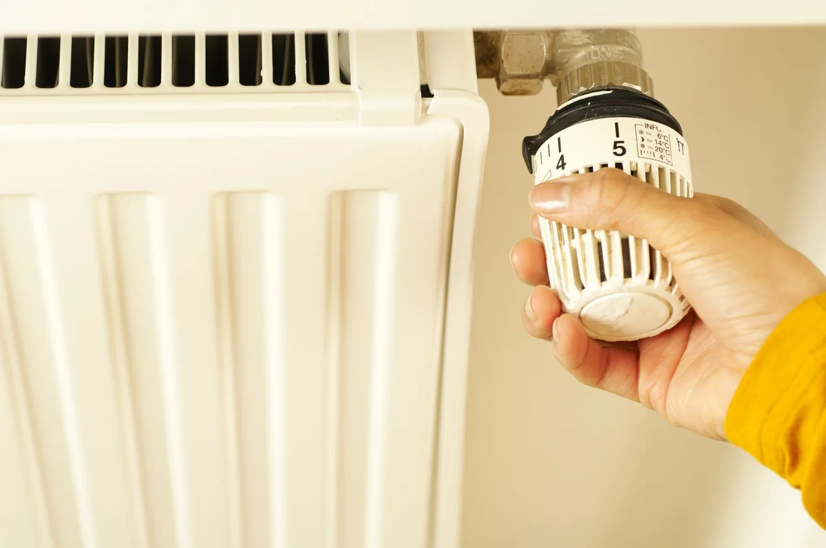 Robinet thermostatique installé sur un radiateur de chauffage