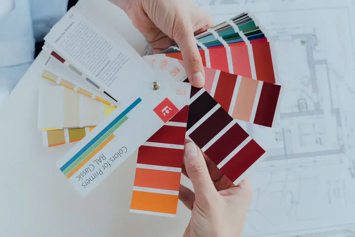 Nuanciers de couleurs et échantillons de peinture testés sur un mur