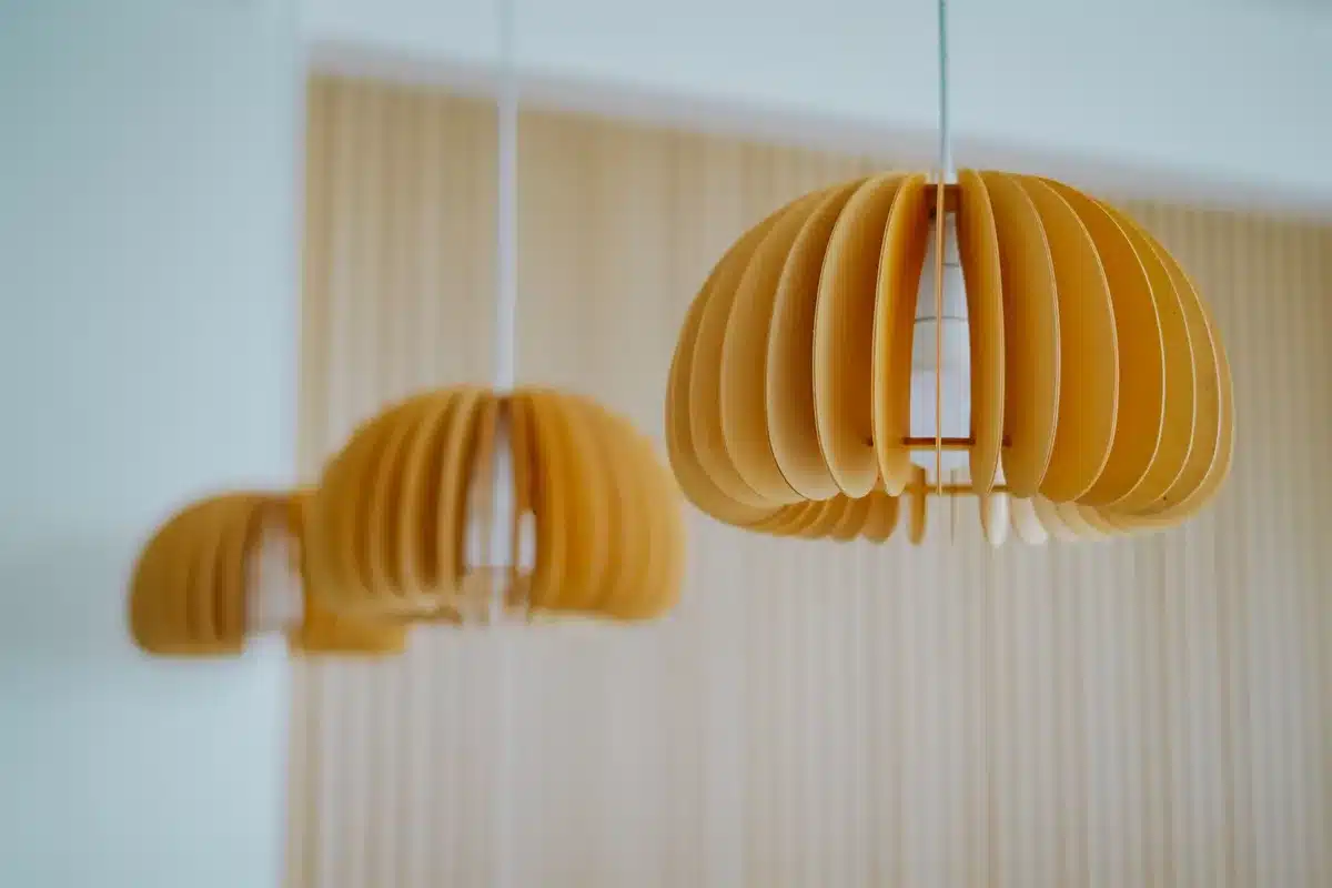 Salon avec éclairage en couches : plafonnier, appliques murales et lampes de lecture