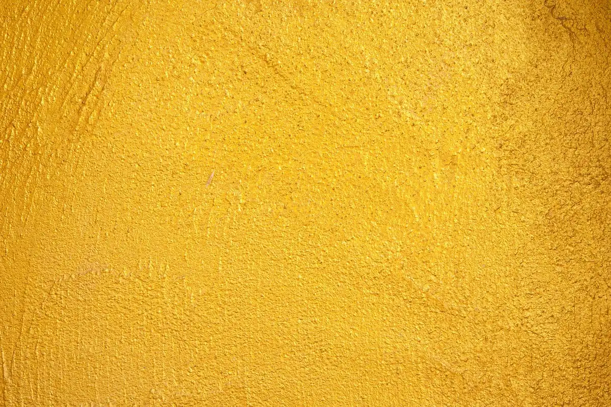 Échantillons de peinture testés sur un mur pour vérifier la teinte à différentes heures