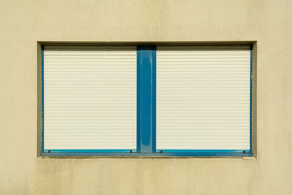 Volets fermés et protections solaires dans une pièce pour conserver la fraîcheur