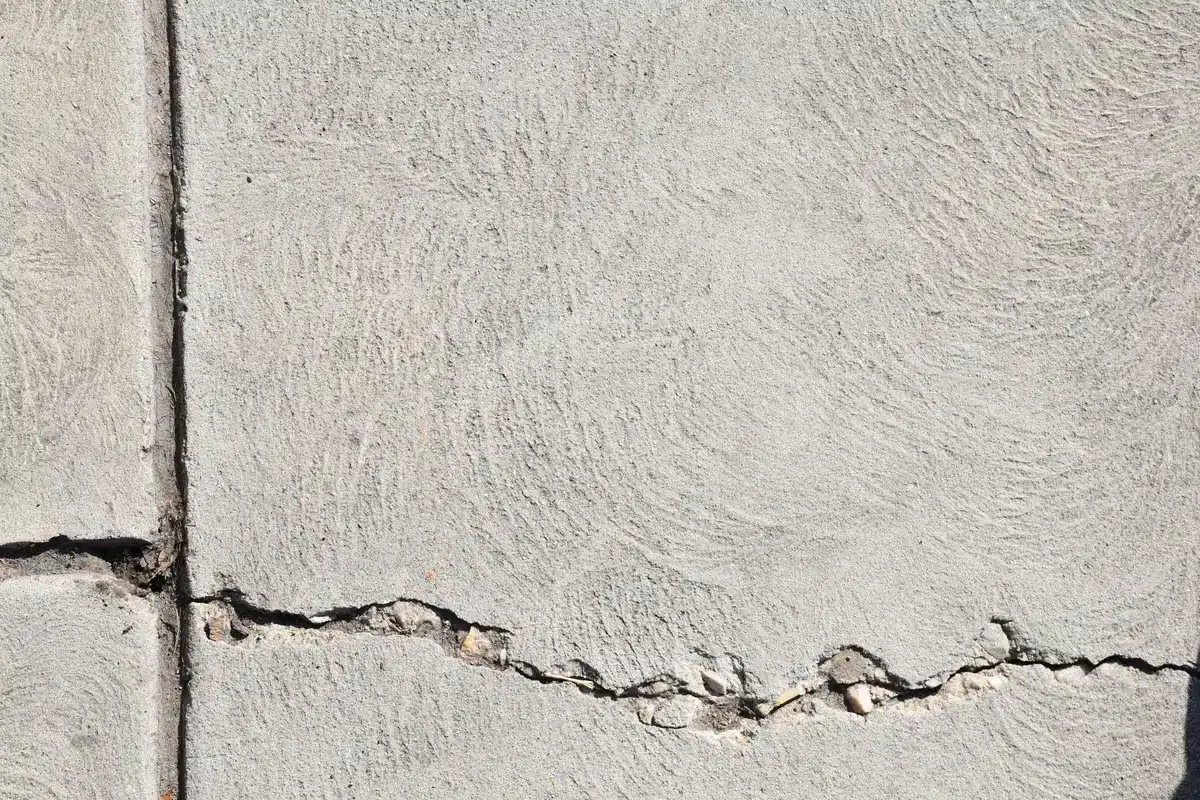 Préparation du béton avec rebouchage de fissures et nettoyage