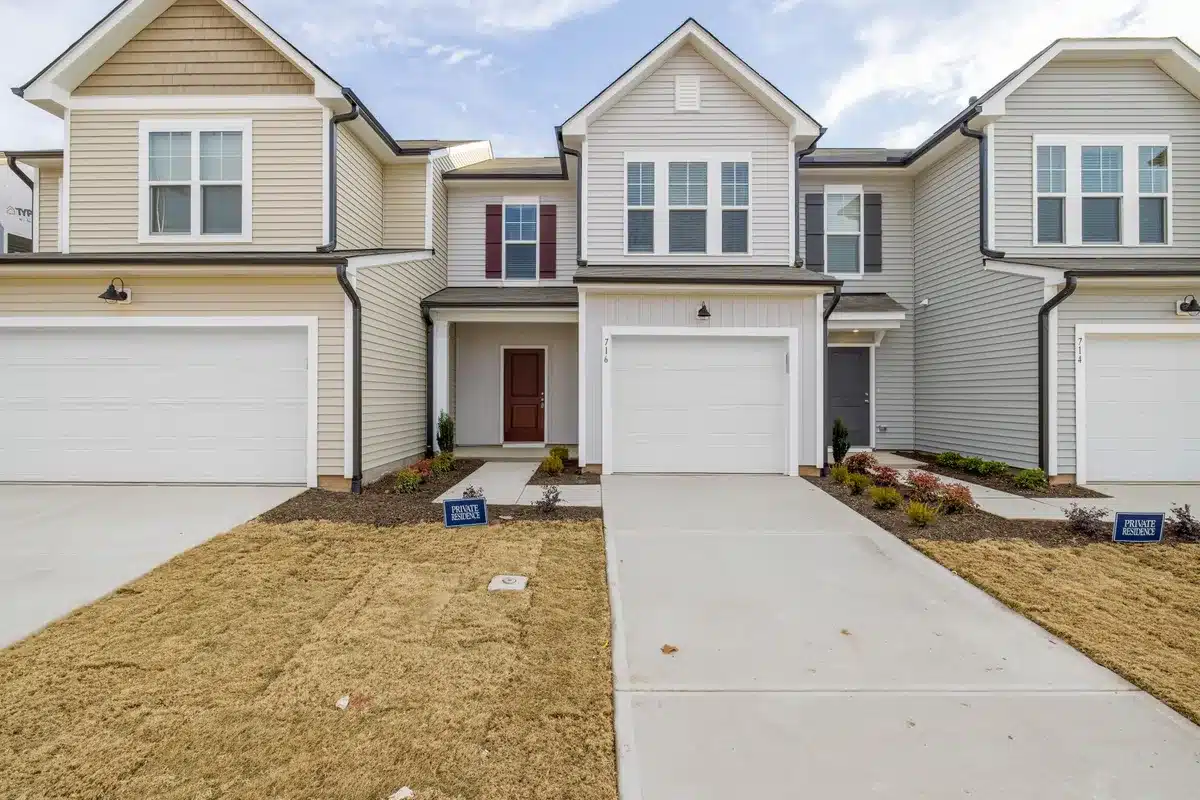 Garage accolé à une maison résidentielle