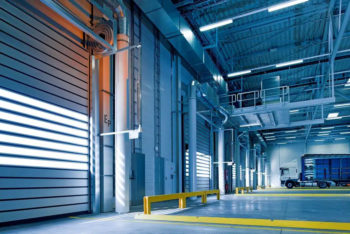 Structure métallique d'une mezzanine de garage installée dans un espace de stationnement