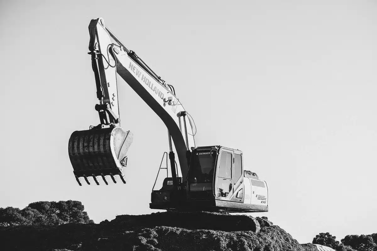Pelle mécanique sur un chantier avec accès sécurisé pour les engins de terrassement