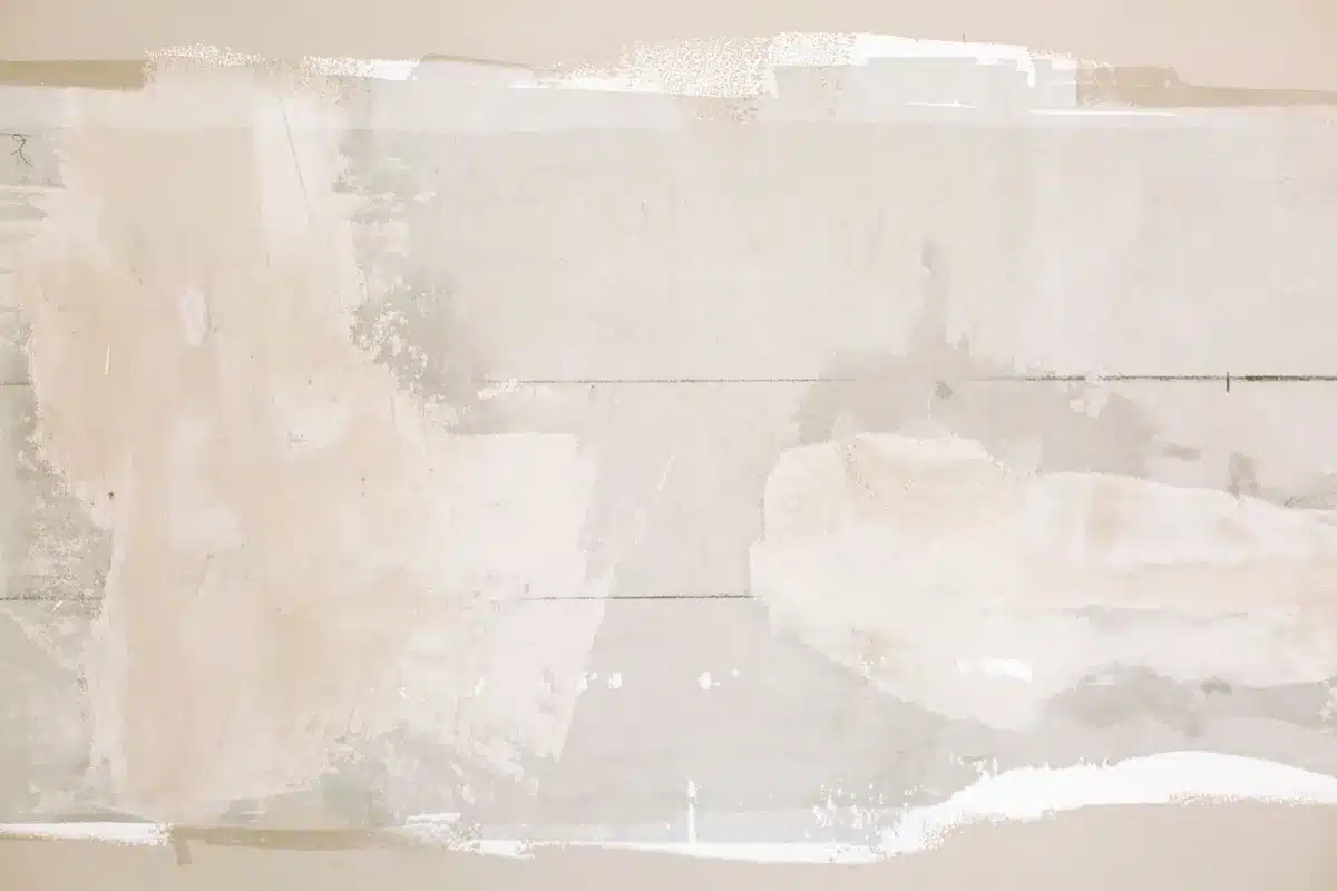 Finitions détaillées et peinture d'ornements en plâtre
