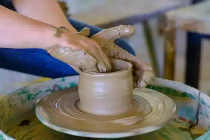 Artisan travaillant le plâtre et les moulures décoratives en atelier