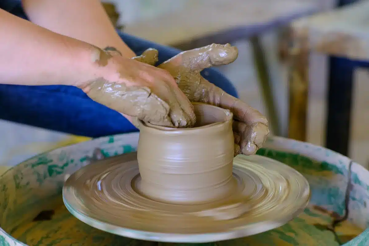 Artisan travaillant le plâtre et les moulures décoratives en atelier