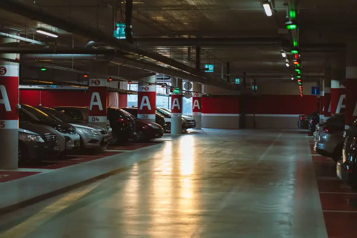 Garage avec une voiture garée et espace de dégagement autour pour ouvrir les portières