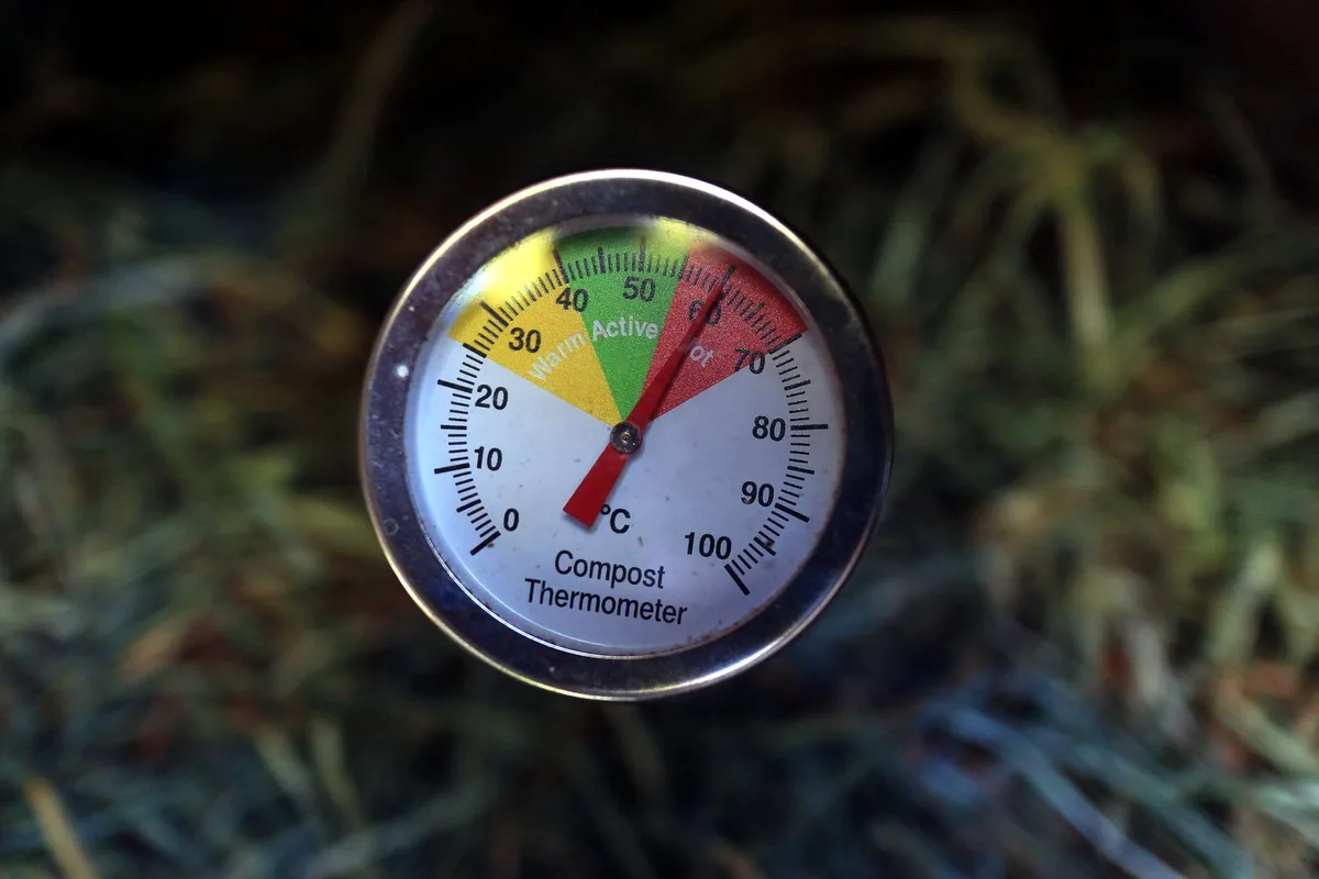 Tas de compost mûr prêt à être utilisé dans le jardin