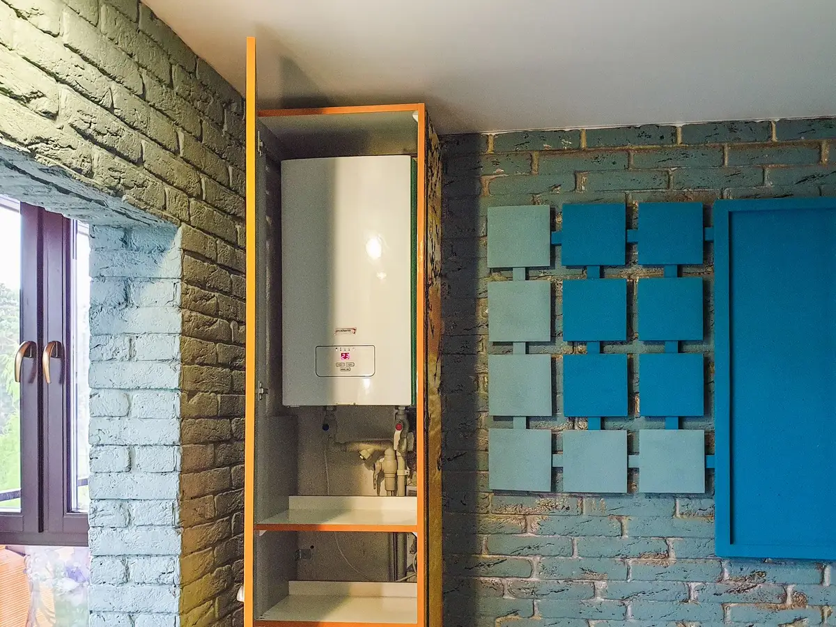 Petit espace avec rangements verticaux et meubles proportionnés pour optimiser la place