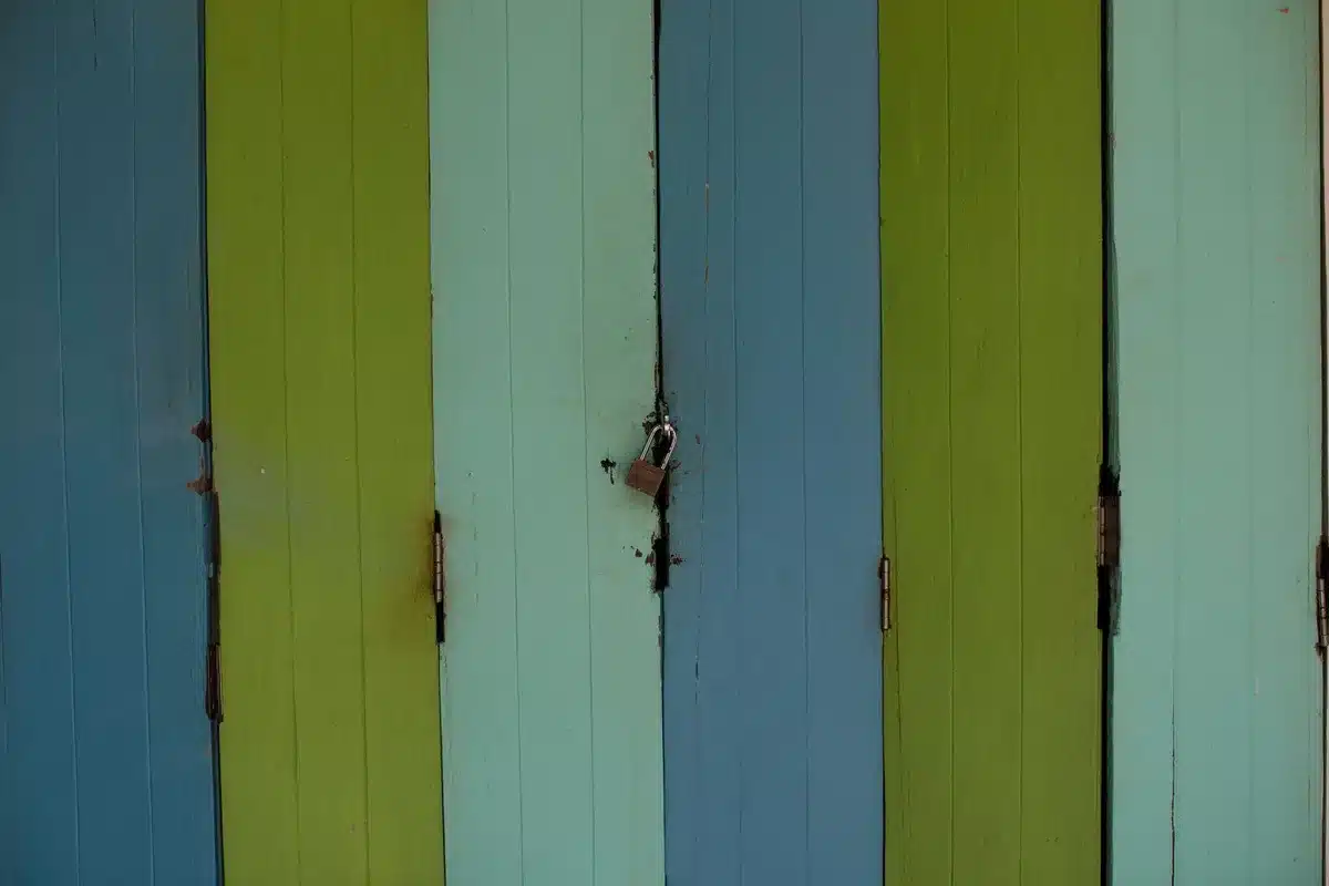 Panneau brise-vue peint en couleur structurant un espace de jardin