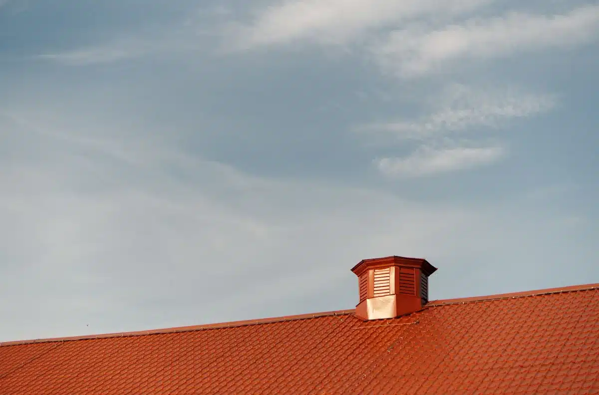 Combles ventilés et isolés pour favoriser l'évacuation de la chaleur en été