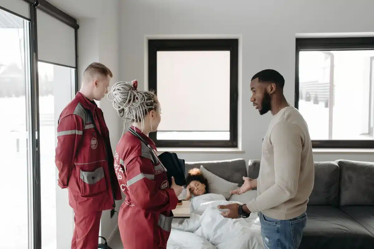 Technicien qualifié effectuant un diagnostic sur place dans un logement