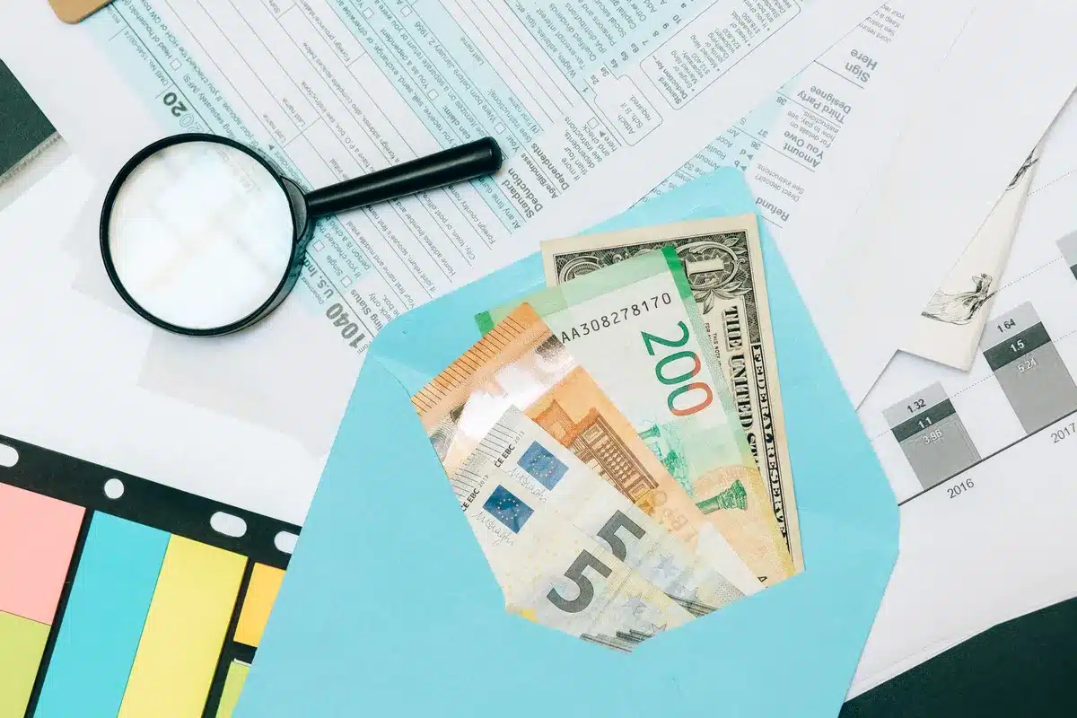 Factures énergétiques et documents fiscaux étalés sur un bureau avec calculs de coûts