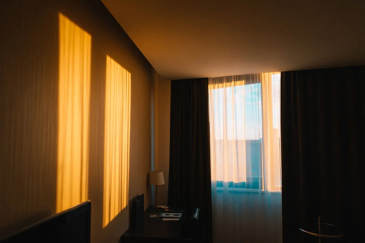 Intérieur lumineux avec fenêtre orientée sud et rayons solaires entrant par la vitre