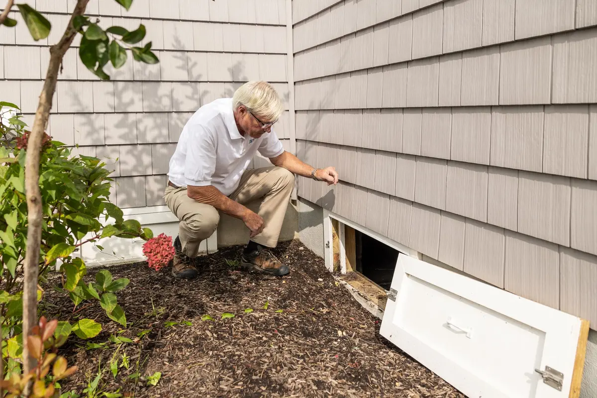 Inspection d'un vide sanitaire : traces d'humidité et condensation visibles sur les parois