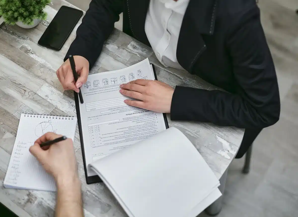 Documents professionnels organisés et archivés sur un bureau