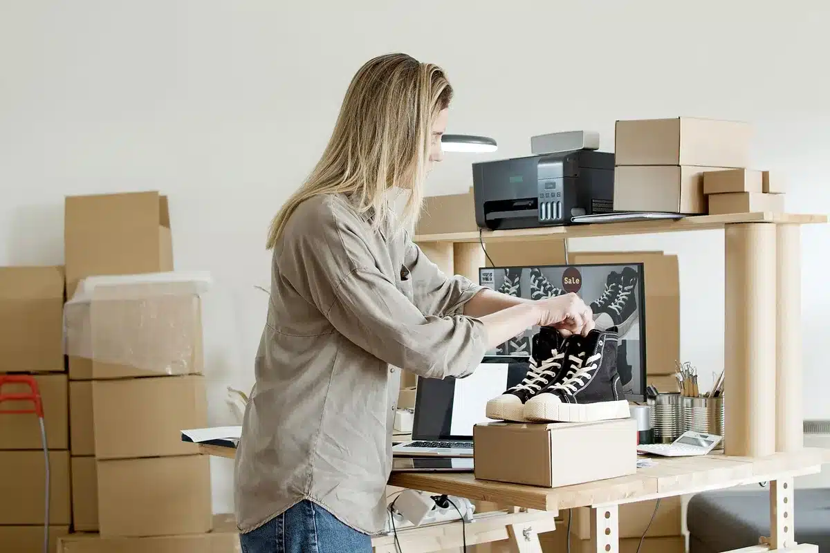 Entrepreneur travaillant seul sur son ordinateur portable