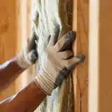 Guide pratique pour isoler votre garage : murs, plafond et porte