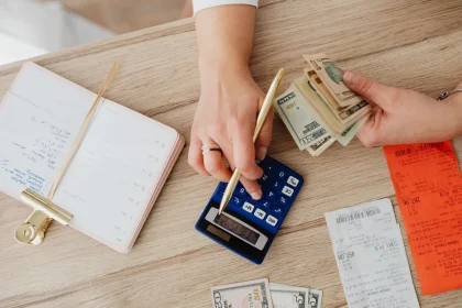 Facture d'énergie ouverte sur une table avec une calculatrice pour évaluer l'impact des augmentations