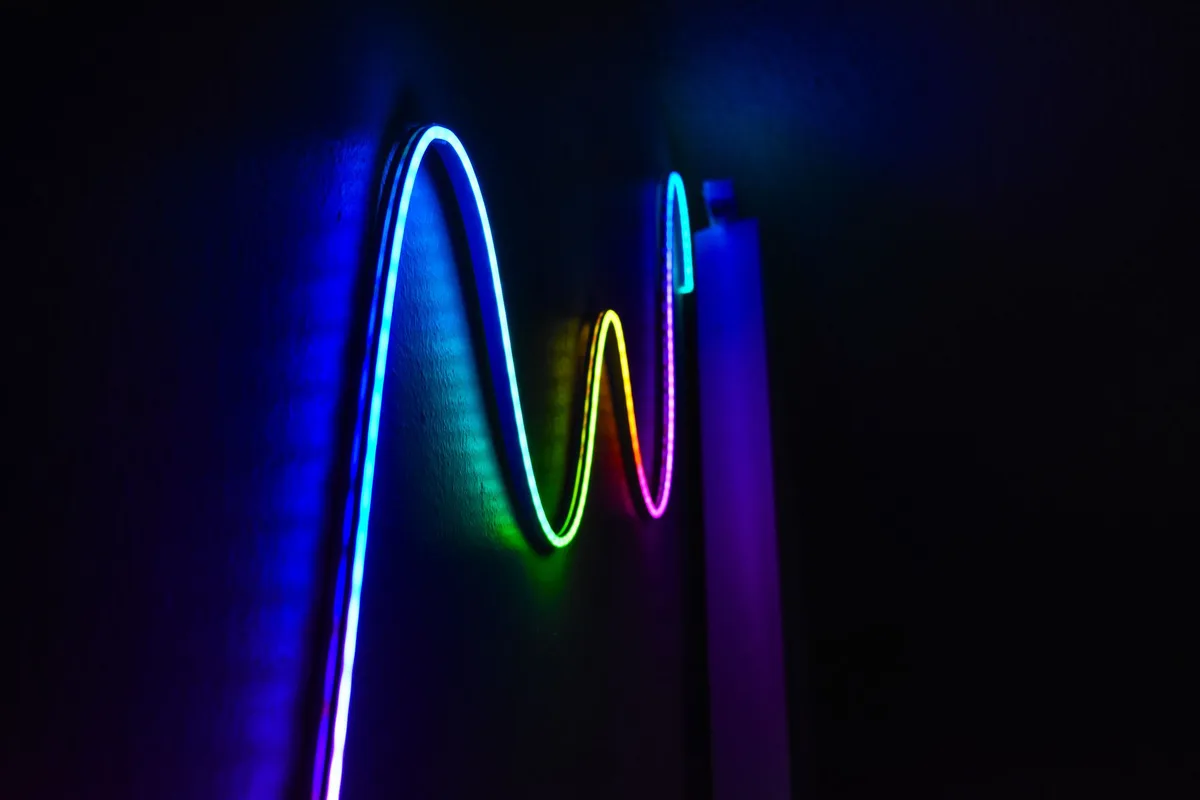 Rubans LED colorés éclairant discrètement une zone de la chambre