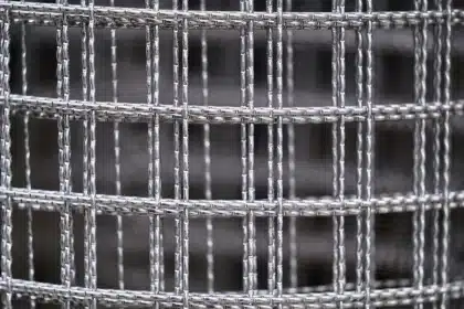 Ouvrier versant et lissant le béton sur une dalle flottante avec armature métallique et isolant