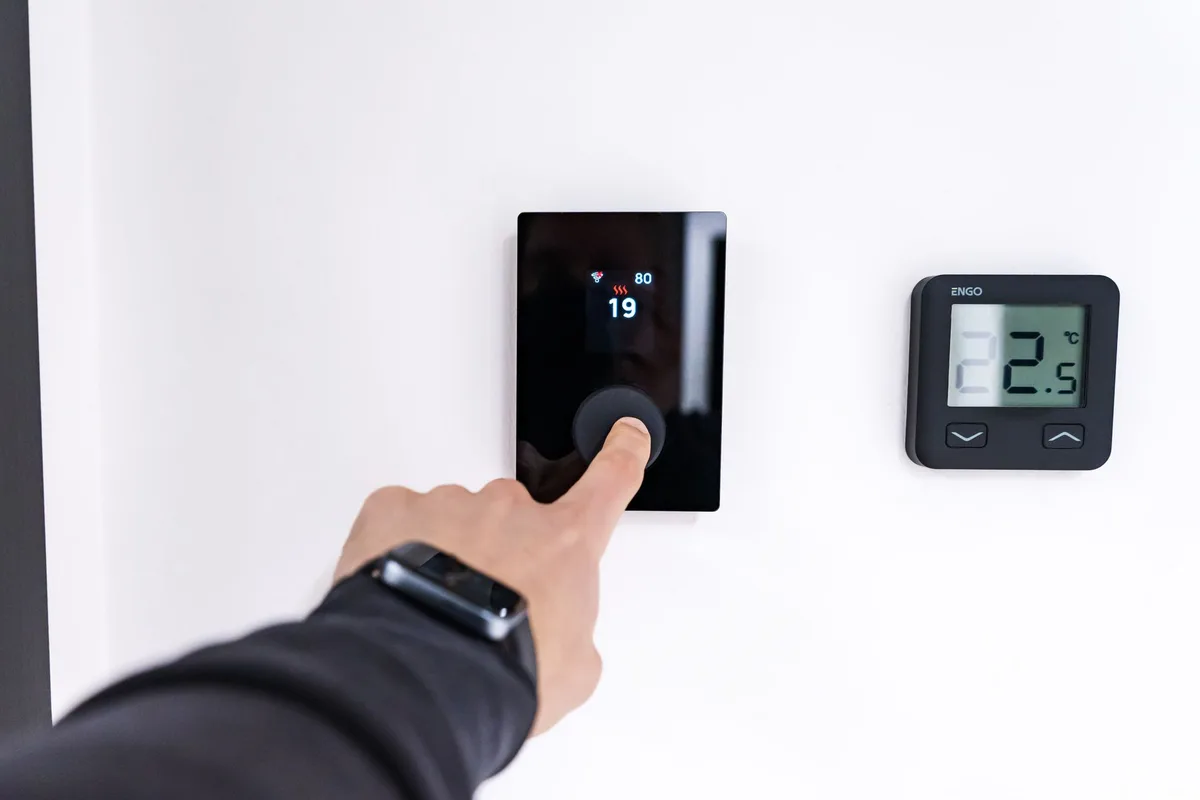 Thermostat intelligent affichant la gestion de la température d'une pompe à chaleur