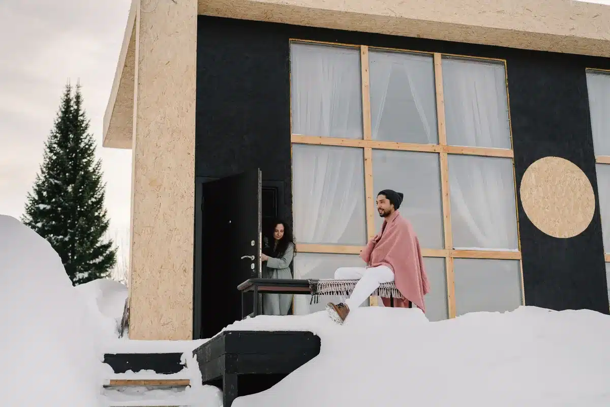 Isolation thermique d'une maison avec vue en coupe montrant l'inertie thermique