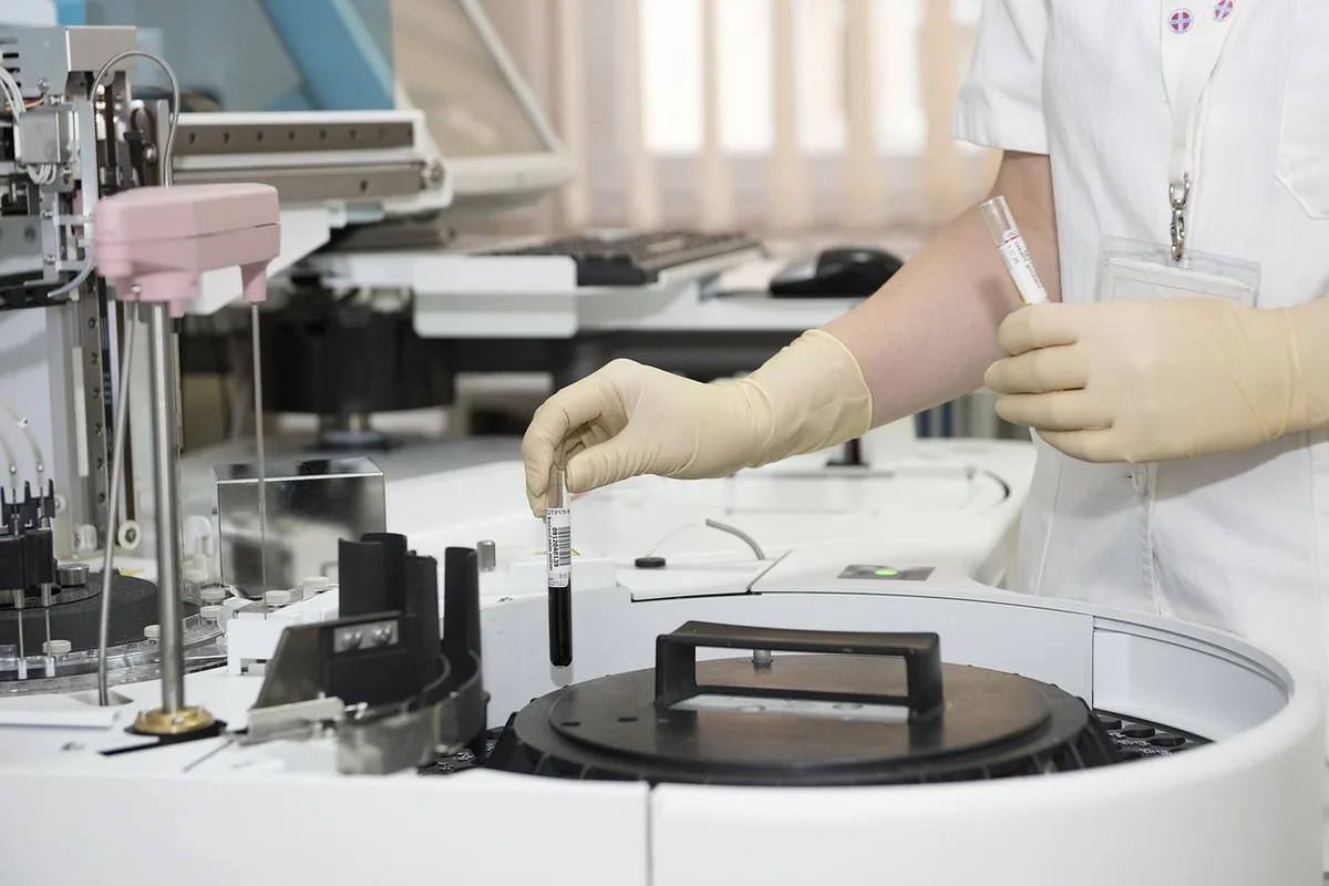 Système d'extraction et équipements de cuisine professionnelle dans une cuisine de production