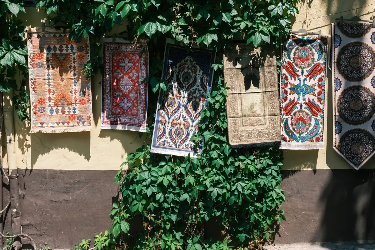 Un grand tissu tissé suspendu au mur d'une pièce aux hauts plafonds.