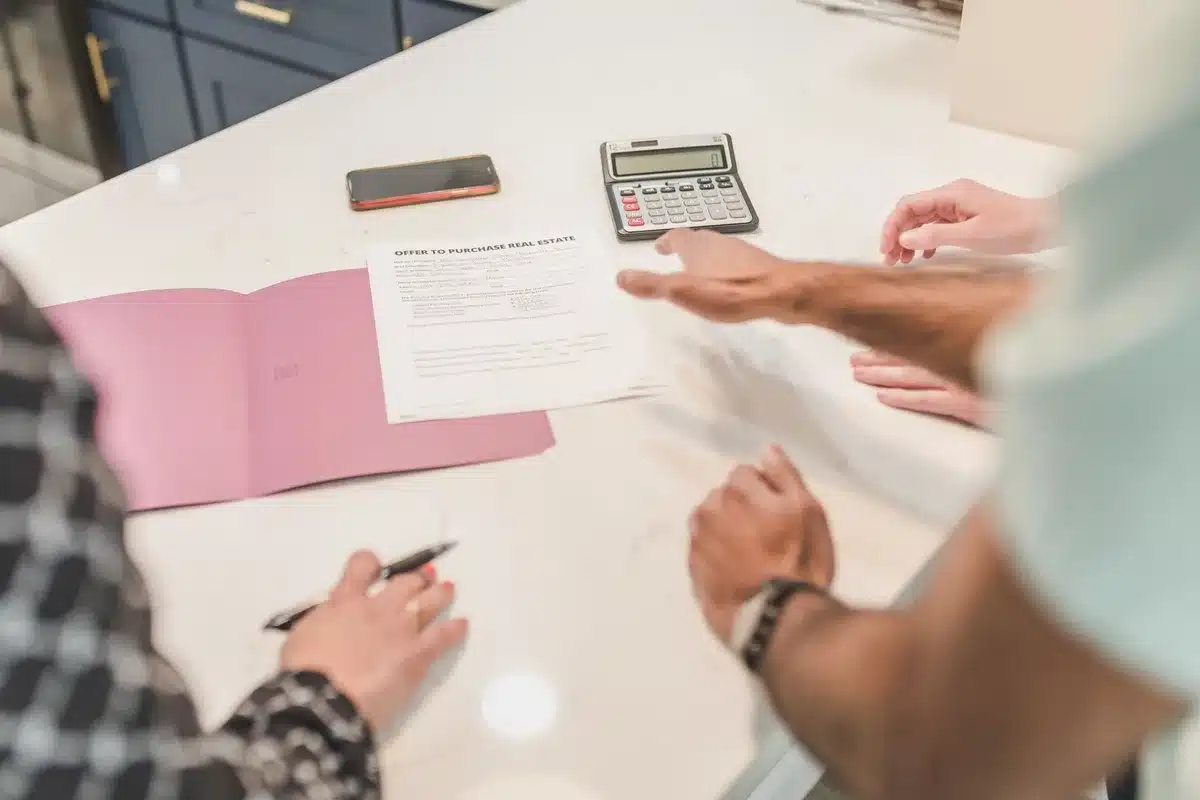 Documents d'évaluation immobilière et notes sur un bureau