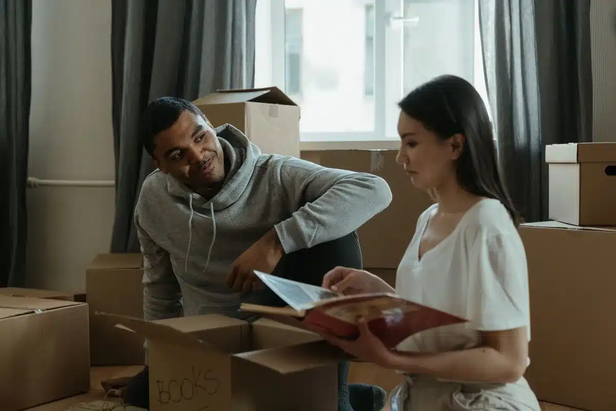 Famille explorant un nouveau logement lors d'un projet d'achat immobilier personnel