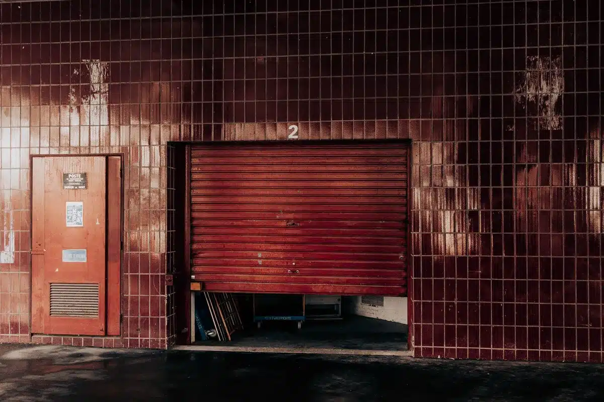 Sélection de matériaux de construction pour garage : parpaing, brique, bois et métal
