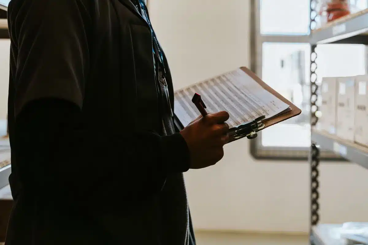 Installateur utilisant une checklist pour gérer son stock de pompes à chaleur et les devis