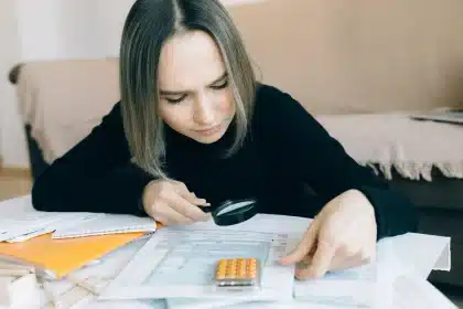 Installateur vérifiant les documents de certification d'une pompe à chaleur sur son bureau