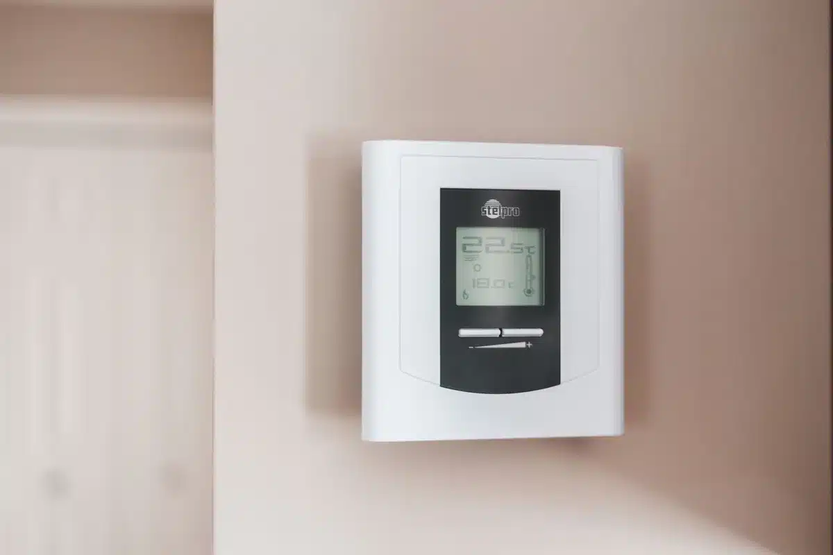 Interface de contrôle centralisée pour gérer une pompe à chaleur et les appareils domotiques du logement