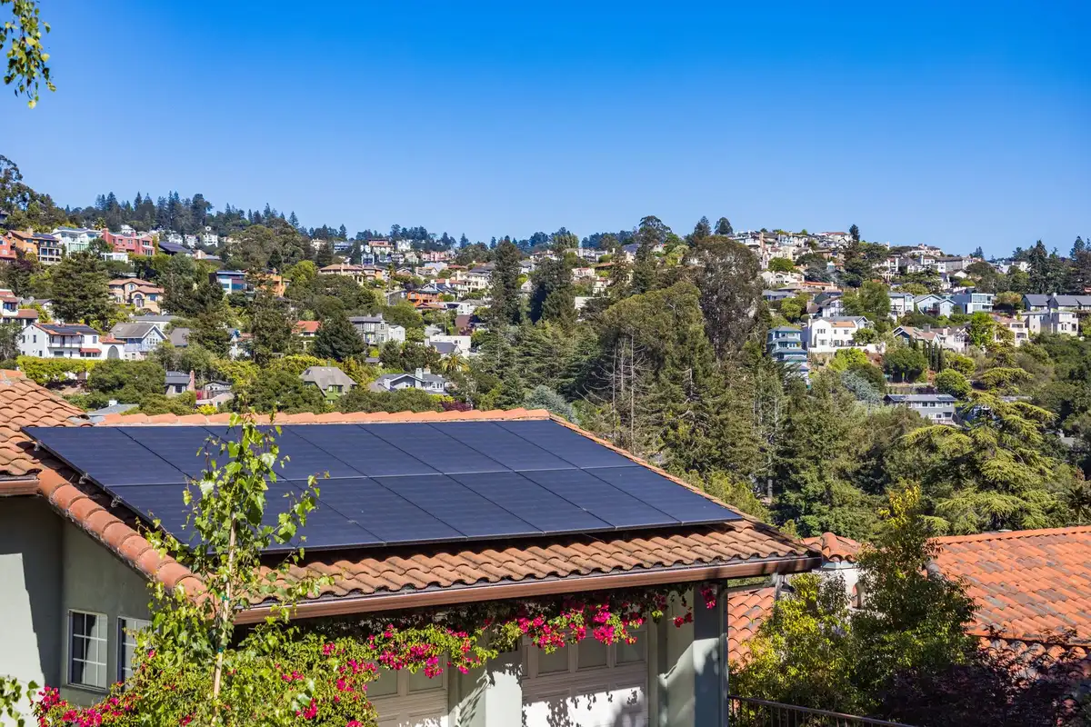 Panneaux solaires sur un toit de maison avec système de stockage thermique pour valoriser le surplus d'énergie