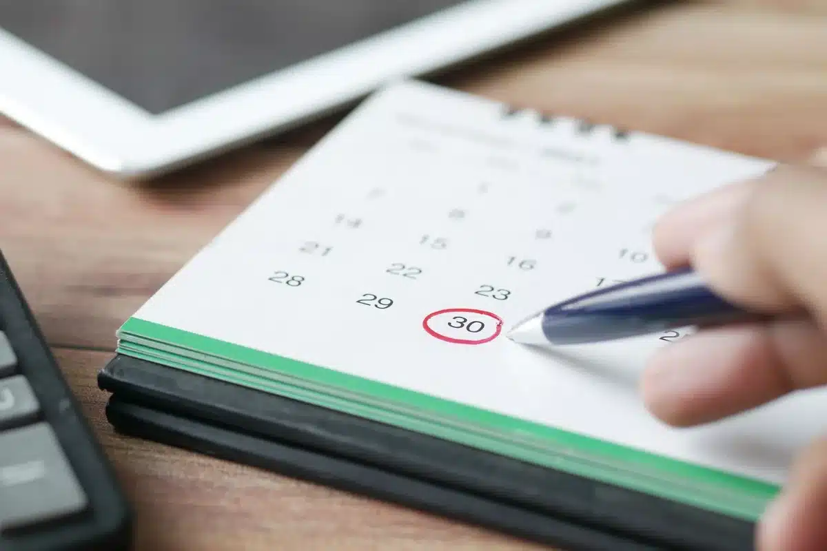 Artisan planifiant les étapes d'installation avant une date limite