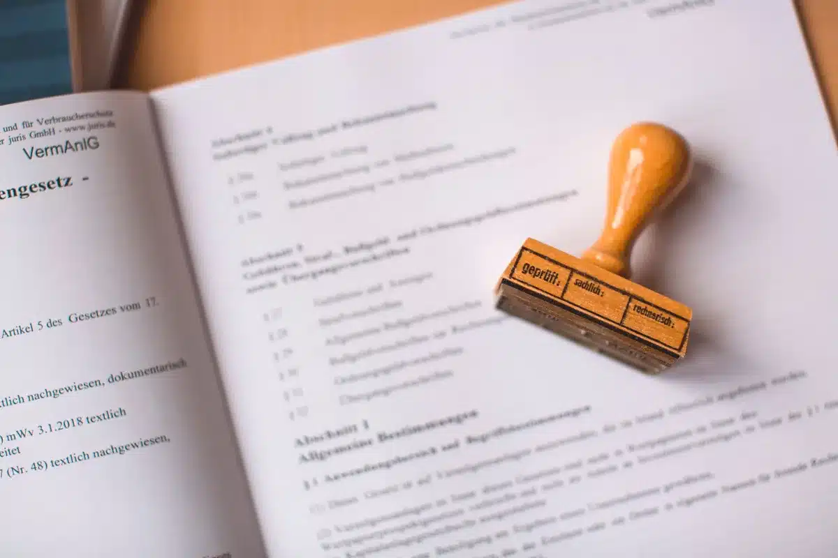 Technicien consultant des documents de certification pour une pompe à chaleur