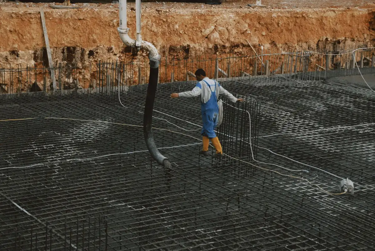 Préparation des fondations avec coffrage et béton coulé pour la base d'un mur