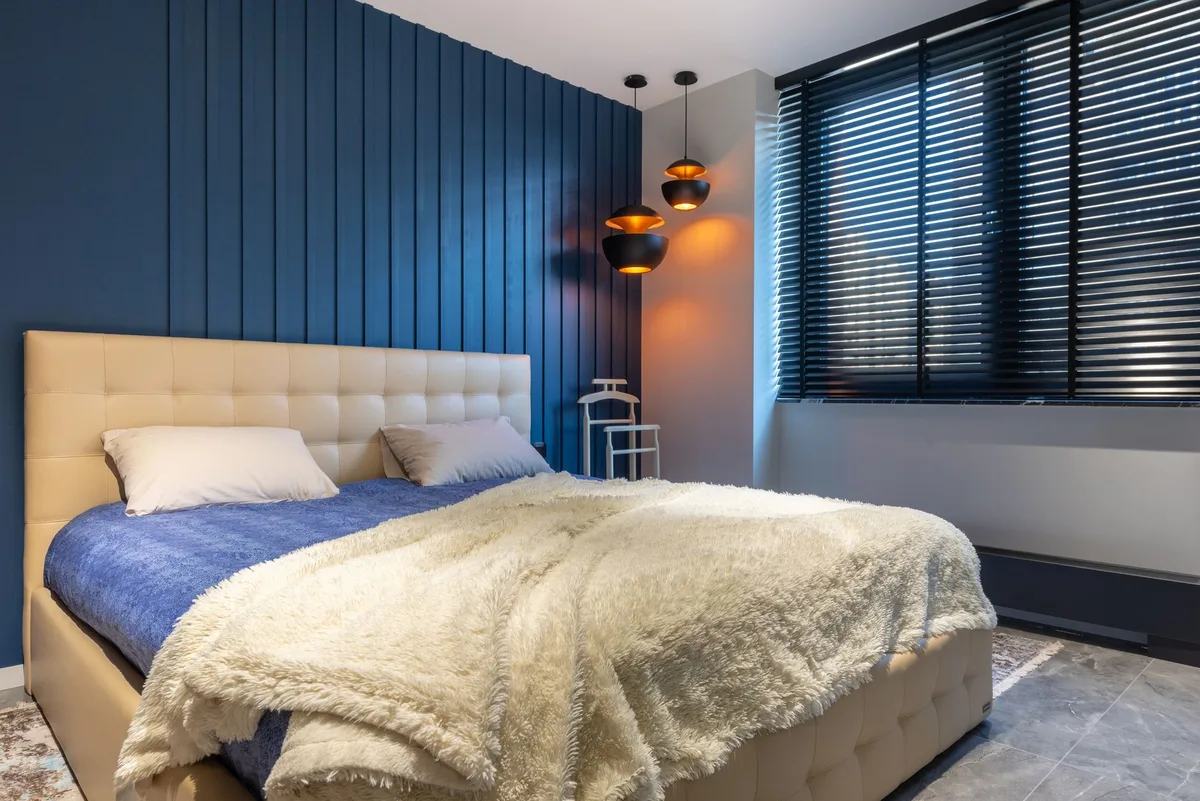 Installation d'un store occultant dans une chambre à coucher