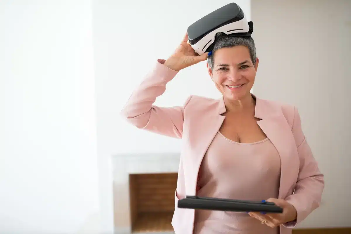 Professionnel utilisant une plateforme CRM sur ordinateur pour gérer les contacts