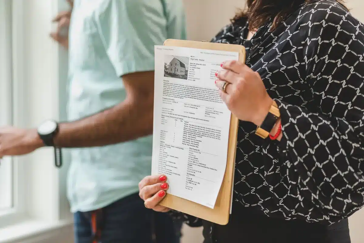 Documents de vente immobilière, mandat et compromis sur un bureau