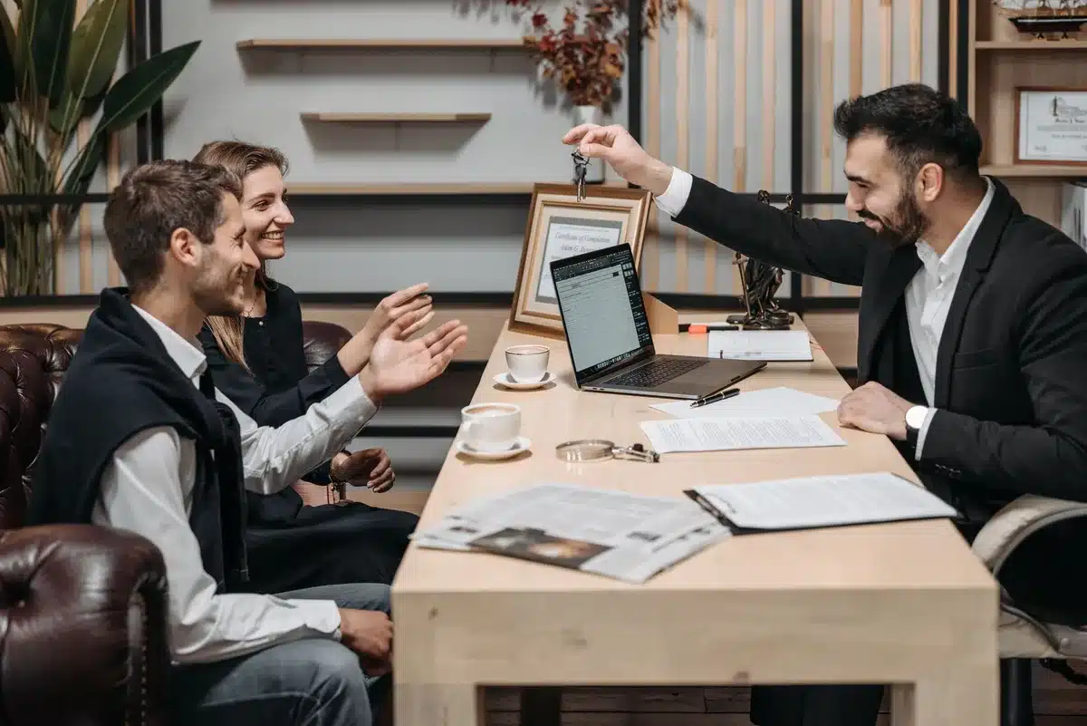 Deux personnes en discussion autour d'un bien immobilier pour négocier le prix