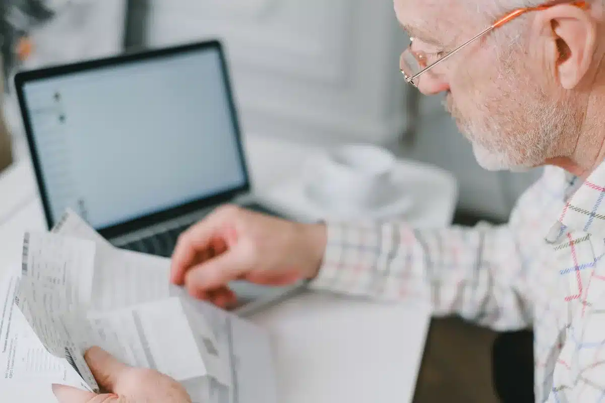 Personne consultant des documents d'aide financière et de subventions